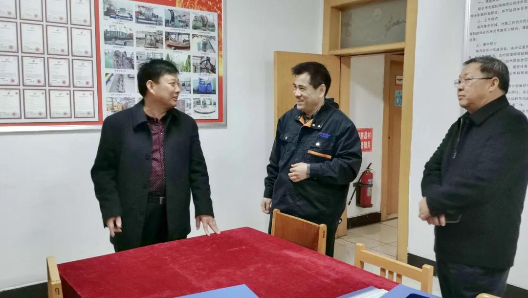 新鄉(xiāng)市總工會副主席王世良(左一)、輝縣市總工會主席李樹林(右一)指導工作