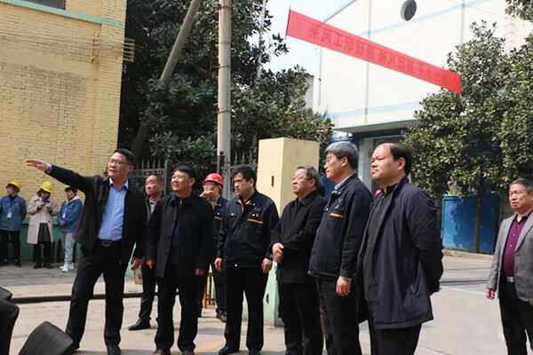 領(lǐng)導(dǎo)們參觀長城機(jī)械 領(lǐng)導(dǎo)們參觀長城機(jī)械