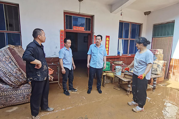 新鄉(xiāng)長(zhǎng)城派代表慰問受災(zāi)的員工