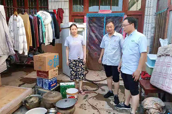 新鄉(xiāng)長(zhǎng)城派代表慰問受災(zāi)的員工