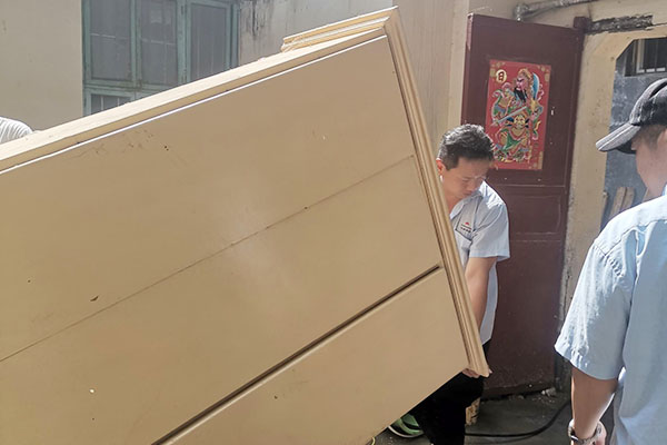 新鄉(xiāng)長(zhǎng)城派代表慰問受災(zāi)的員工