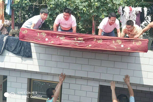 新鄉(xiāng)長(zhǎng)城給受災(zāi)員工送物資