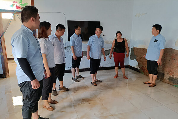 新鄉(xiāng)長(zhǎng)城給受災(zāi)員工送物資