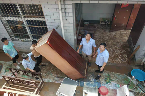 新鄉(xiāng)長(zhǎng)城給受災(zāi)員工送物資