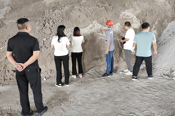 新鄉(xiāng)長城機(jī)械萬里行團(tuán)隊(duì)走訪客戶