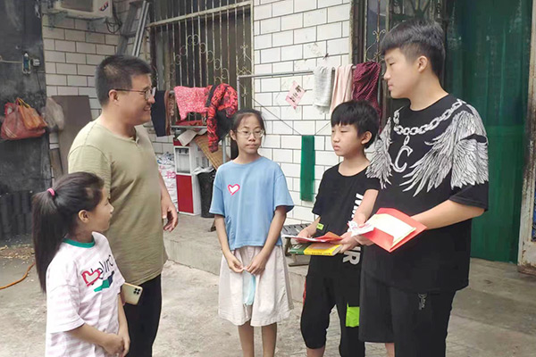 新鄉(xiāng)長城集團(tuán)愛心家庭攜手輝縣義工“愛心助學(xué)，點(diǎn)亮希望”