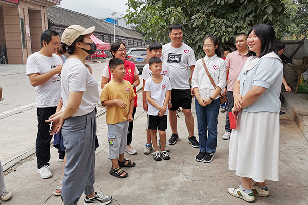 新鄉(xiāng)長城集團(tuán)愛心家庭攜手輝縣義工“愛心助學(xué)，點(diǎn)亮希望”