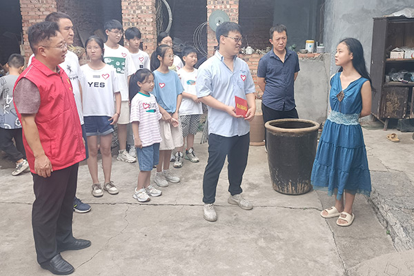 新鄉(xiāng)長城集團(tuán)愛心家庭攜手輝縣義工“愛心助學(xué)，點(diǎn)亮希望”
