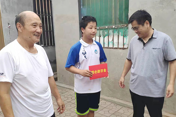 新鄉(xiāng)長城集團(tuán)愛心家庭攜手輝縣義工“愛心助學(xué)，點(diǎn)亮希望”